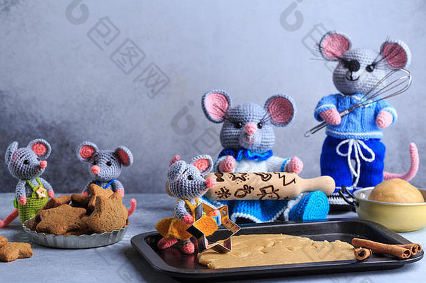 老鼠一家正在做饼干。鼠年。2020年的象征。