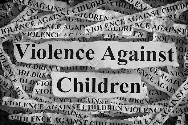 暴力孩子们撕裂块纸单词暴力孩子们概念图像黑色的白色特写镜头