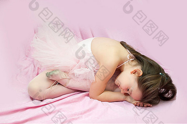 地板上可爱的芭蕾舞小女孩的画像