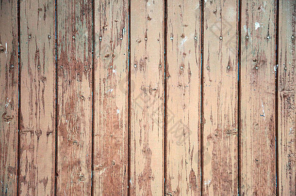 这是一张特写照片，或者是一堵墙或一扇门的一部分，都是用人造的旧木板做成的。我们可以看到一个带锁的门把手