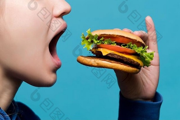 汉堡包如何进入女孩嘴里的特写镜头，侧视图