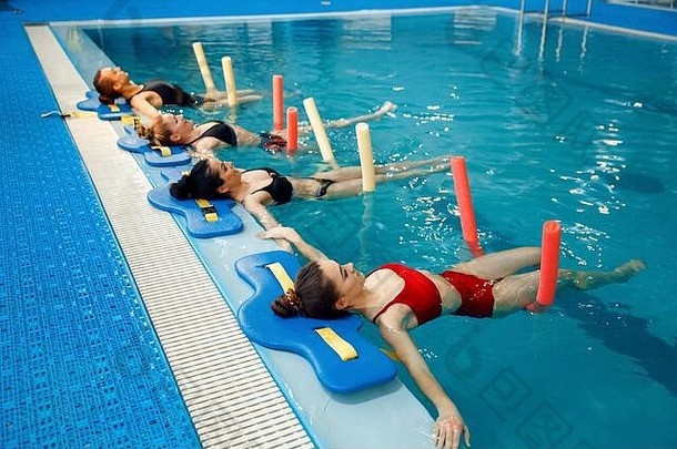 女游泳者阿卡有氧运动在游泳池边