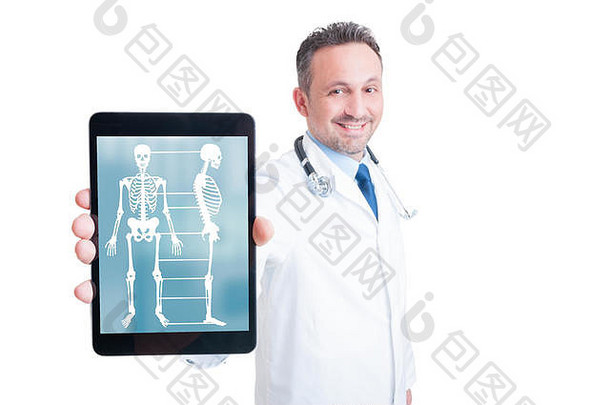 微笑的医生展示平板电脑屏幕，在白色背景上隔离人体<strong>骨骼</strong>，并带有版权空间