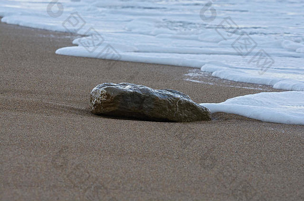 英国多塞特西湾沙滩上的单石冲浪