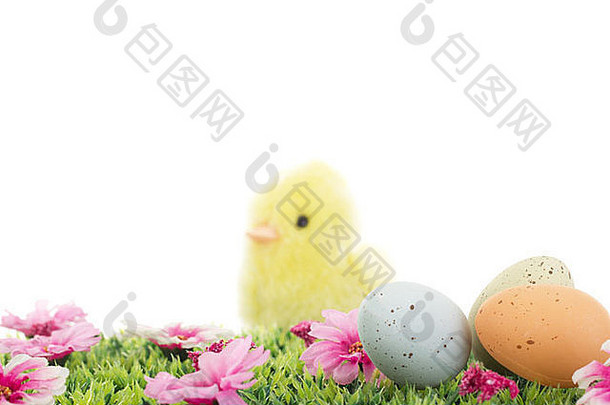 草地上的小鸡，带着鲜花和<strong>复活节</strong>彩蛋