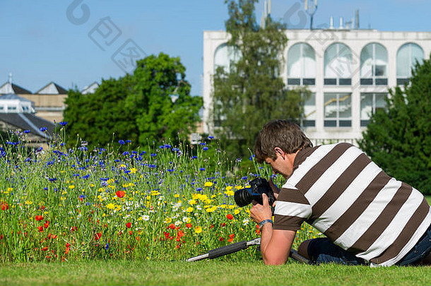 植物园里年轻英俊的白人摄影师/摄像师