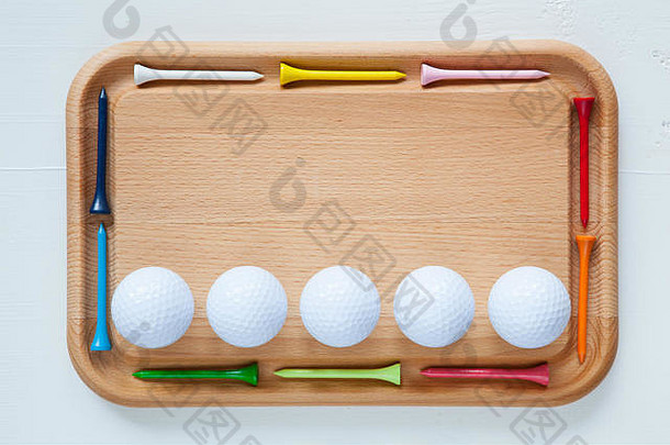 带有不同木制高尔夫球座和高尔夫球的砧板