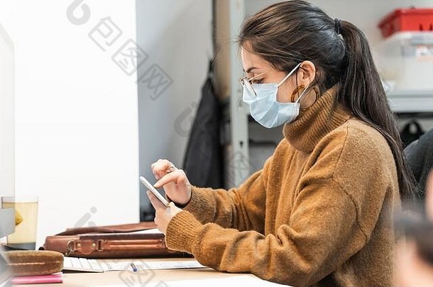 冠状病毒。在家工作的商业工人戴着防护面罩。在家使用消毒剂隔离冠状病毒的小公司