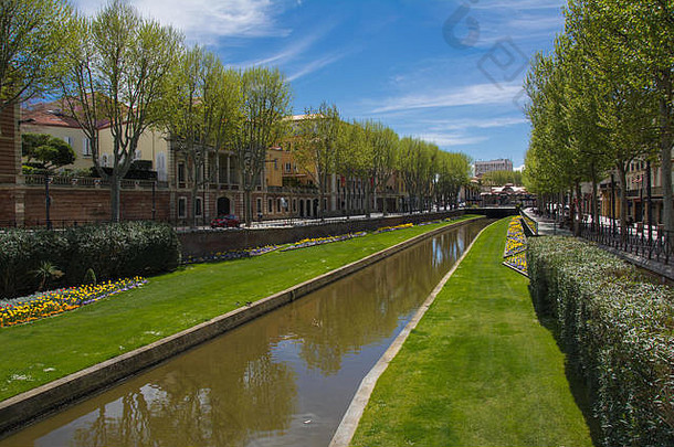 春天阳光明媚的一天，佩皮尼昂市中心的拉巴斯运河