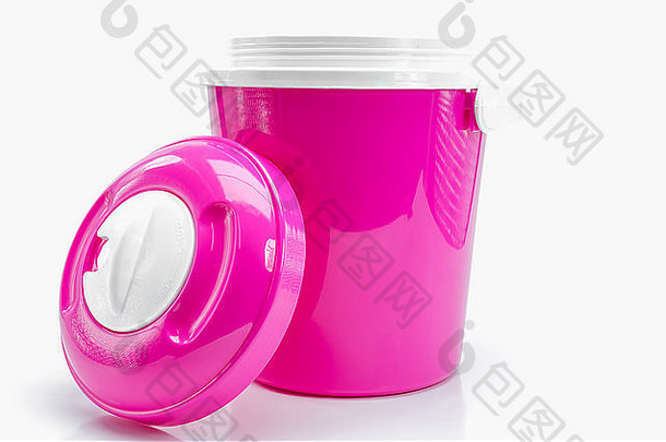 白色背景上的粉红色塑料水壶或塑料冰桶。