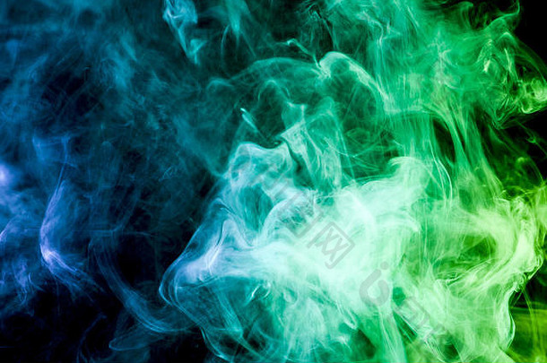 黑色孤立背景上<strong>浓浓</strong>的蓝色和绿色的彩色烟雾。来自vape烟雾的背景