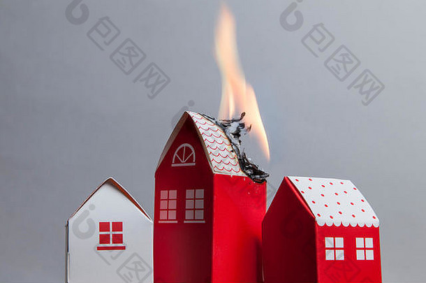 房屋火灾概念。火焰玩具屋