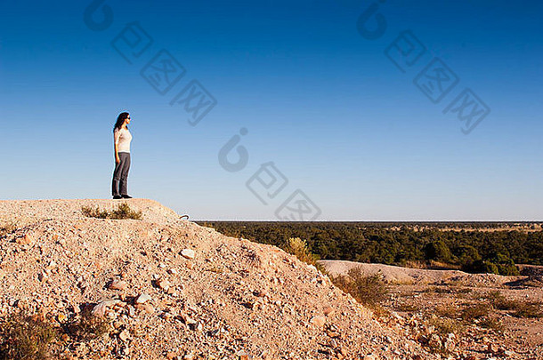 年轻的女人旅游农村澳大利亚蛋白石矿业网站