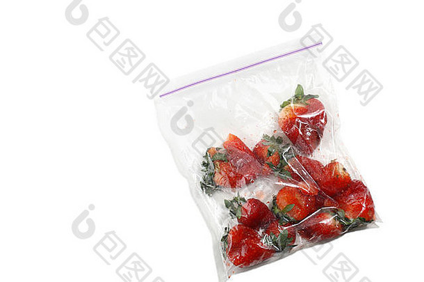用透明塑料袋装碎的红草莓