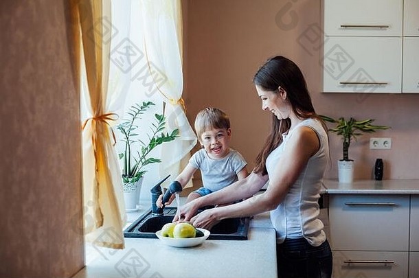 厨房妈妈儿子洗水果和蔬菜
