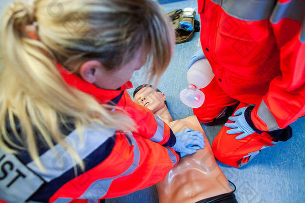 德国护理人员在木偶上训练急救基础知识