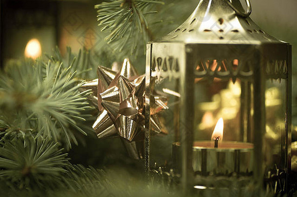 有烛光和云杉枝的小圣诞灯笼