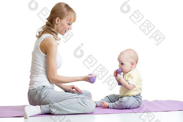 年轻的妈妈带着宝宝做体操和健身操，隔离在白色背景上