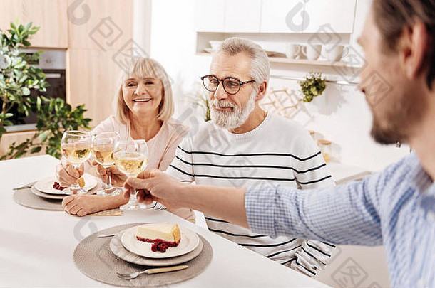 微笑上了年纪的夫妇享受晚餐孩子首页