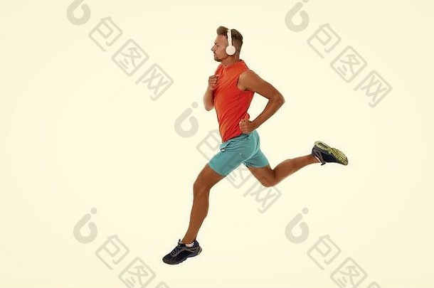 感受节奏。励志歌曲。男子运动员戴着耳机跑步。跑步者英俊强壮的男子动作孤立于白色。音乐锻炼训练。跑得更快。跑步运动。继续跑。