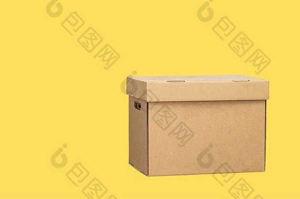 黄色背景上隔离的纸板箱。纸箱包装盒。捐款箱