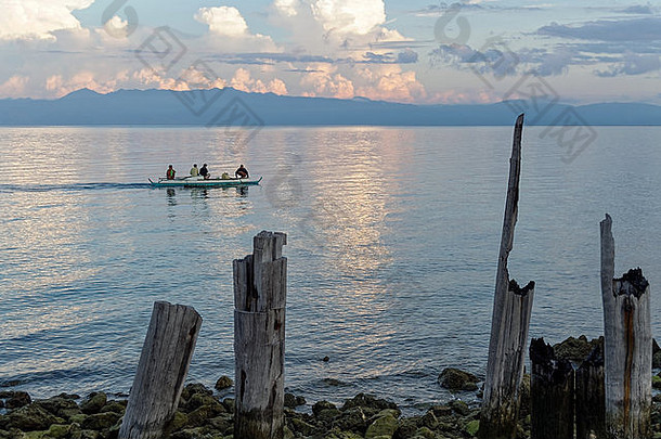 当地渔民返回家园。他们前天晚上在船上捕到的鱼，他们的家人等待着他们这次的归来