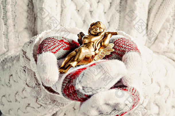 手戴手套，手持圣诞复古天使特写镜头。