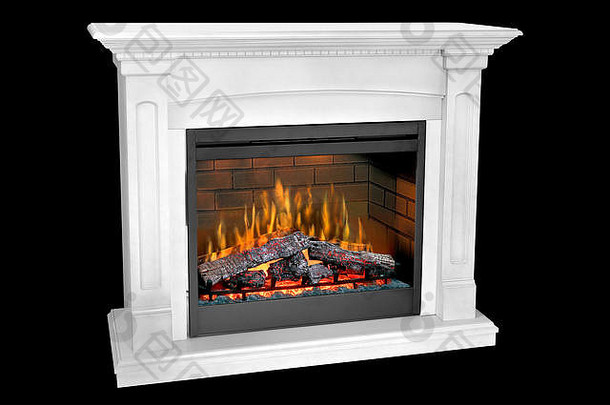 白色木制壁炉，火焰熊熊，经典优雅的设计。在黑色背景上隔离，包括剪辑路径。壁炉