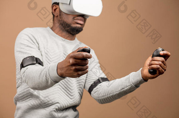 戴着虚拟现实眼镜的人现在正在玩3D游戏，但人类站在一个新时代的门槛上，从现实世界控制虚拟现实中的对象
