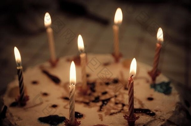 特写镜头生日周年纪念日蛋糕装饰蜡烛颜色基斯熄灭