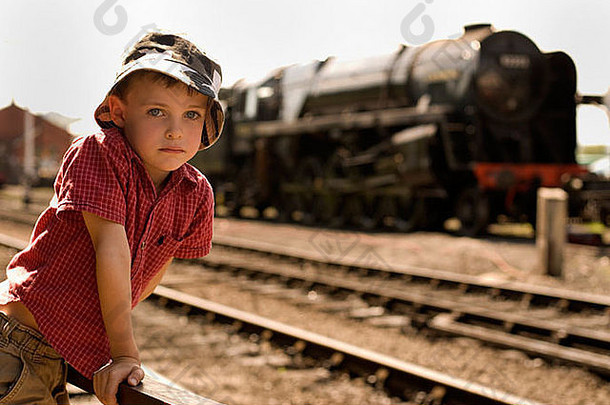 坐蒸汽火车的男孩，格洛斯特郡托丁顿