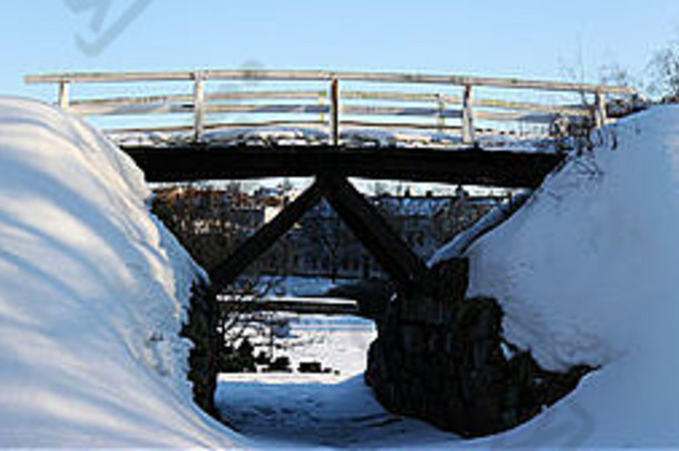 芬兰奥卢中心的一座小型人行桥。