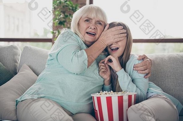 别看。两人合影白发奶奶小孙女坐在沙发上看电视恐怖片躲眼睛一起度周末