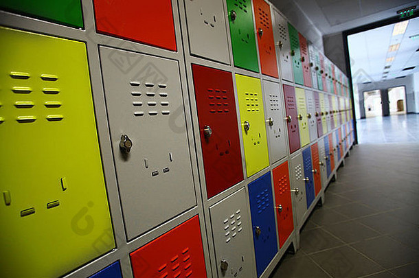 一所高中一些储物柜的彩色照片
