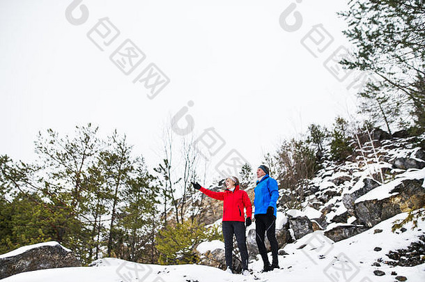 高级夫妇跑步者站冬天自然休息