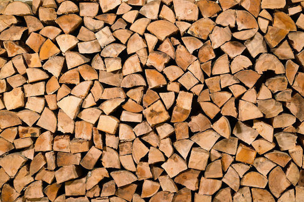 沿墙堆放的木柴