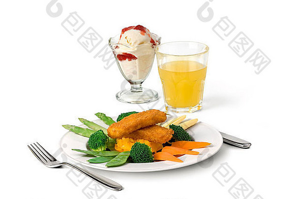 一顿由鱼指和蔬菜组成的大餐，一份冰淇淋圣代和一杯橙汁。