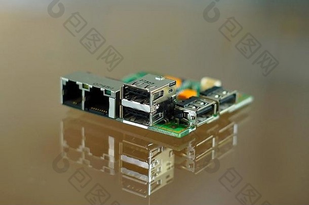 微型计算机板-在PCB上的电子元件-板侧带有网络、电话和USB插座的印刷电路板。
