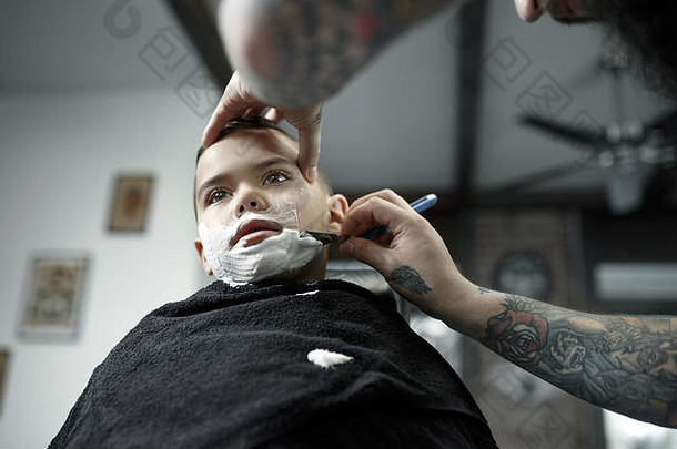 孩子们理发师切割男孩黑暗背景满足可爱的学龄前儿童男孩发型