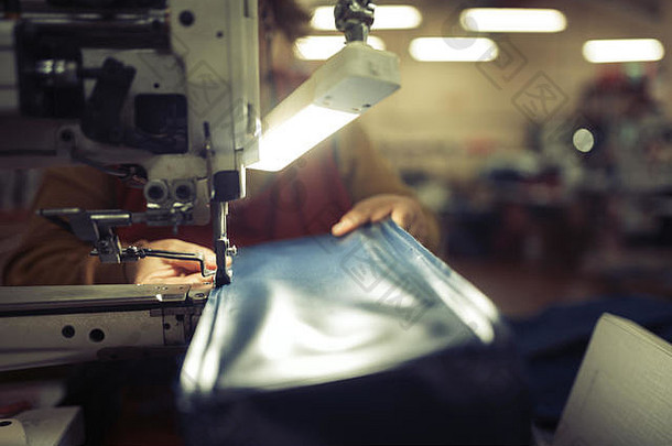 纺织工业工人用缝纫机缝纫