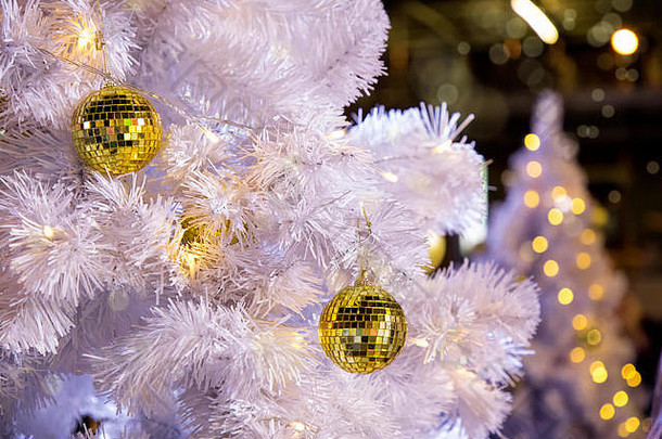 户外装饰白色圣诞树的概念图，带有五颜六色的灯光和装饰品