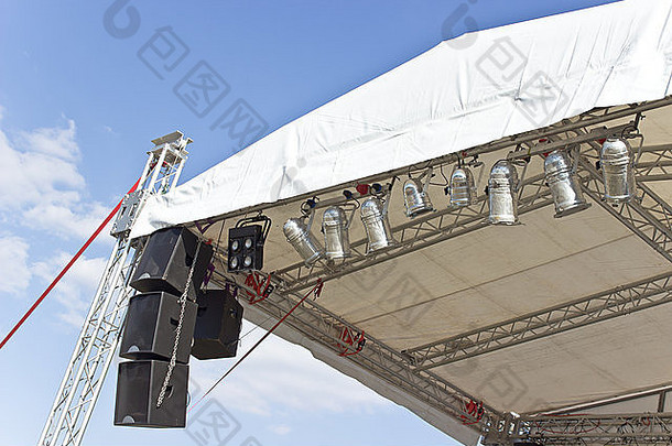 露天音乐会舞台屋顶结构，扬声器覆盖天空