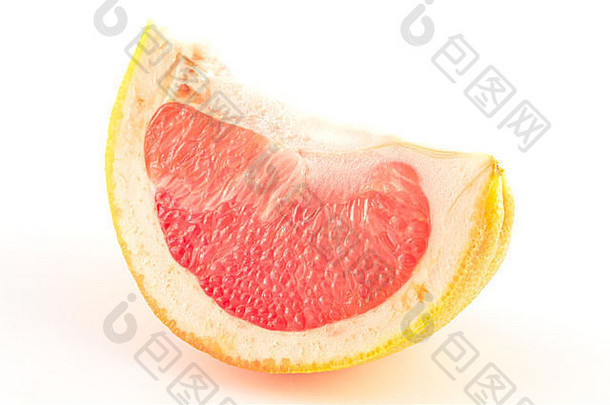 白色背景上的鲜红色葡萄柚，特写