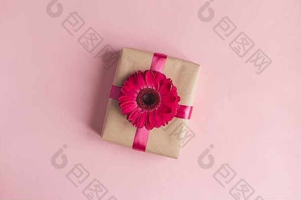 工艺礼品盒，粉色花朵和彩带，粉色背景。情人节或母亲节的概念。放置文本。平铺。