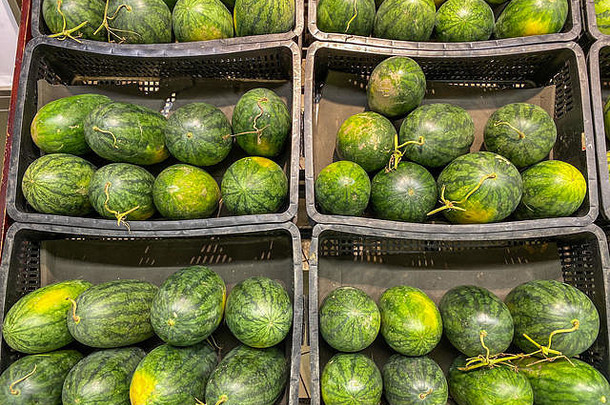 在超市出售的篮子里有许多西瓜