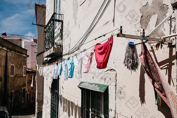真实的摄影。葡萄牙里斯本街头的内裤很干。葡萄牙人的民族特色是在屋外晾干衣服。文化特征。日常生活。