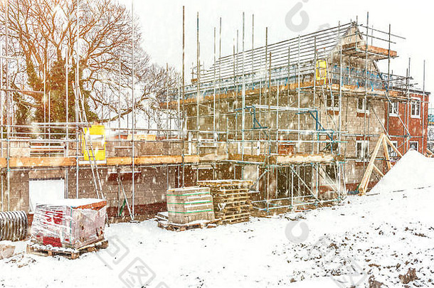 建筑工地在冬季建造新的砖房，积雪条件恶劣