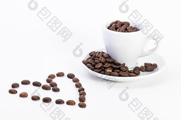 情人节，咖啡或浓缩咖啡杯中的咖啡豆