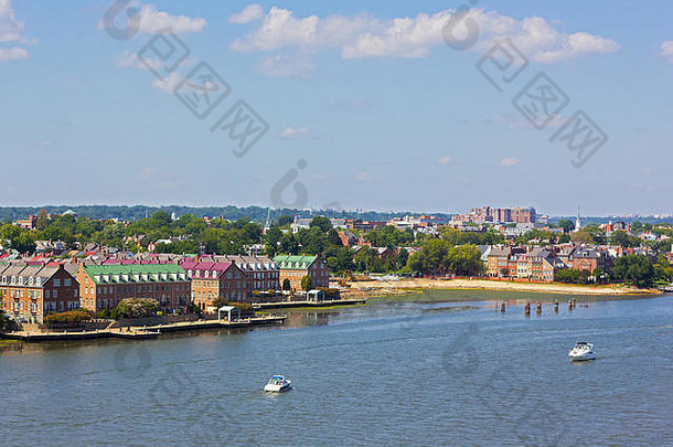 从美国弗吉尼亚州波托马克河（Potomac River，Virginia，USA）可以俯瞰亚历山大古城。这是一个国家早期指定历史街区的河流滨水区