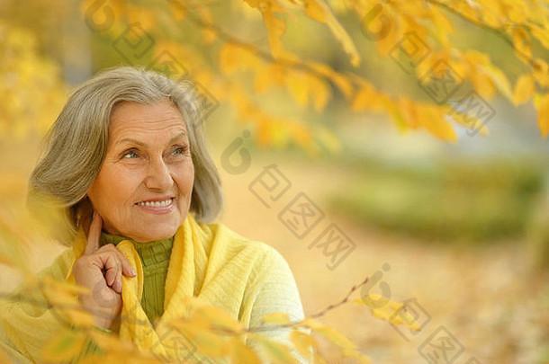 秋天公园的老妇人